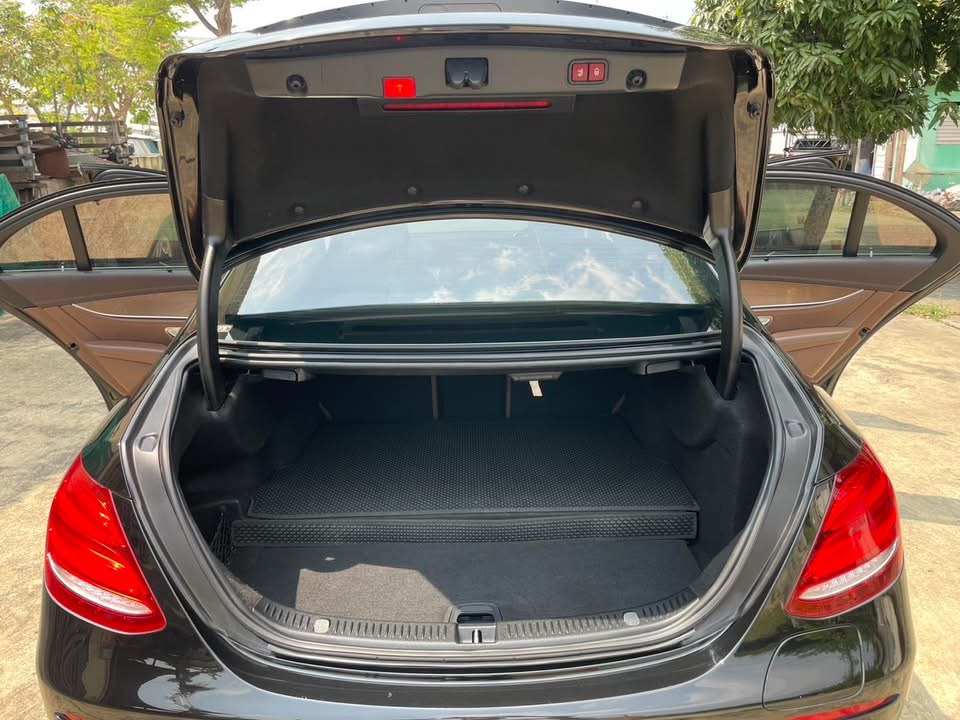 Mercedes-Benz E350e ด้านหลัง