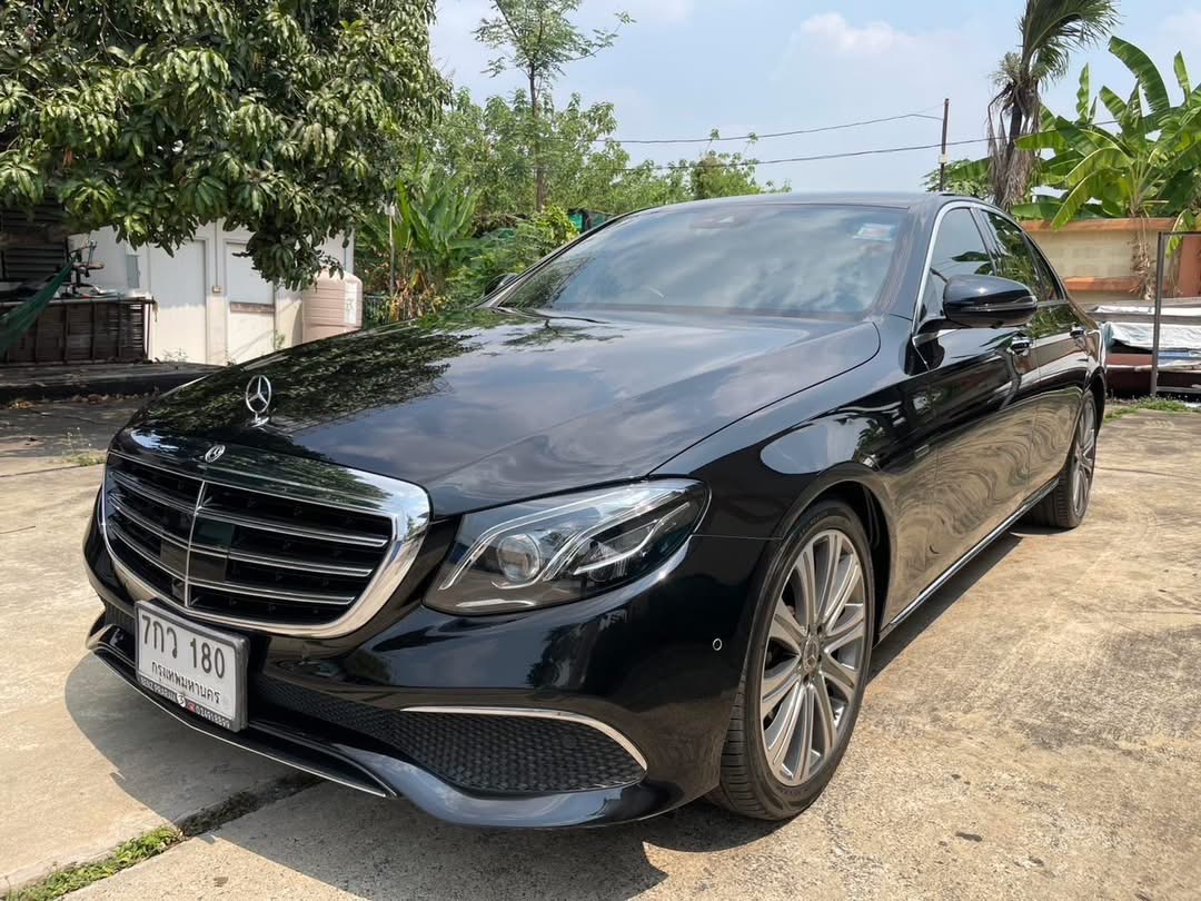 Mercedes-Benz E350e ด้านข้าง