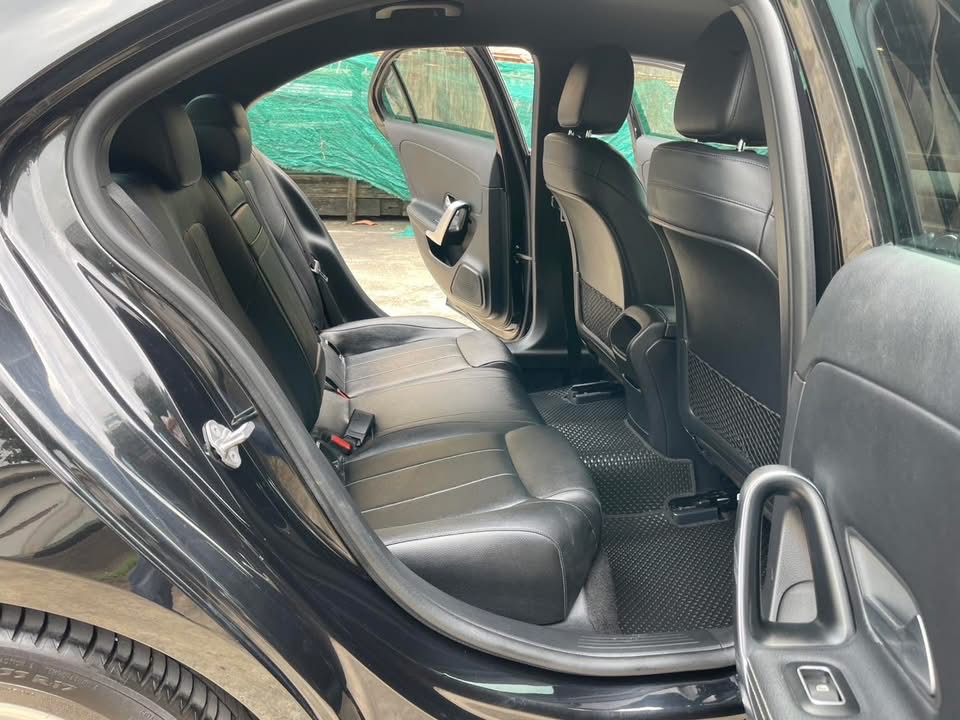 Mercedes-Benz A200 ด้านข้าง