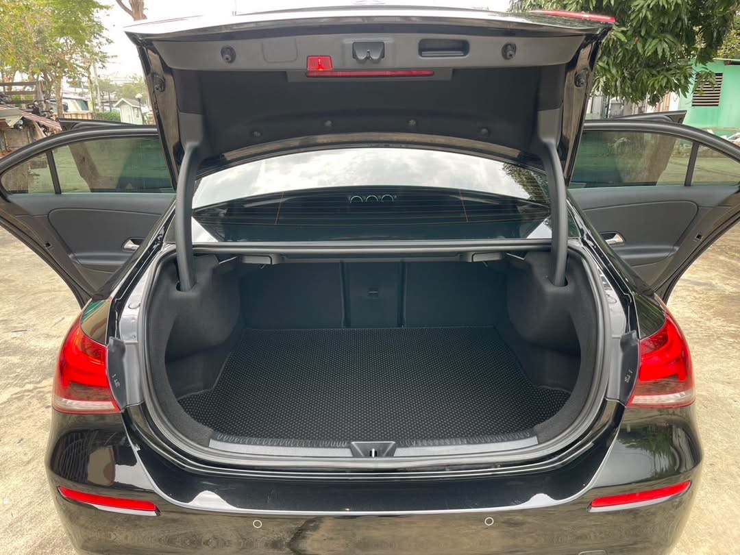 Mercedes-Benz A200 ด้านหลัง