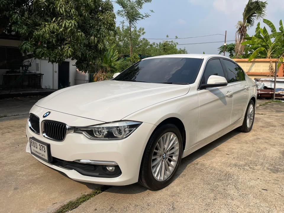 BMW 320d ด้านข้าง